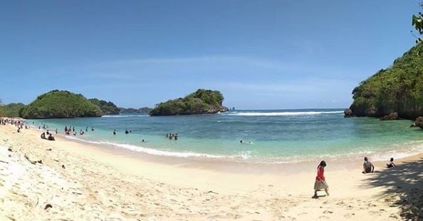 Melihat Keelokan Pantai Savana Malang Yang Memukau, & HTM