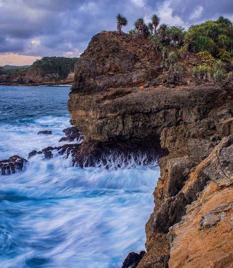 pantai jonggring saloko malang