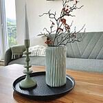 Entdecken Sie mit unseren luxuriösen Unterkünften das perfekte Urlaubsapartment. Dieser elegante Raum verfügt über ein modernes Wohnzimmer mit einem stilvollen Holztisch, der mit einer dekorativen Vase voller Zweige und roter Beeren geschmückt ist. Verbessern Sie Ihr Entspannungserlebnis mit der Atmosphäre eines grünen Kerzenständers mit einer weißen Kerze, alles elegant arrangiert auf einem eleganten schwarzen Tablett. Entspannen Sie sich auf dem plüschigen grauen Sofa, während natürliches Licht durch das große Fenster hereinströmt und eine einladende und ruhige Atmosphäre für Ihren Urlaubsort schafft. Egal, ob Sie Komfort oder Stil suchen, dieses luxuriöse Urlaubsapartment verspricht, Ihren Aufenthalt zu verbessern. - MainZauber Apartments Miltenberg am Main