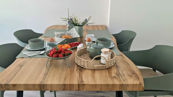 MainZauber Apartments früher MainTerrasse Miltenberg am Main - In der Luxus-Ferienwohnung AltstadtZauber Miltenberg erwartet Sie ein stilvoll gedeckter Frühstückstisch mit frischem Gebäck.