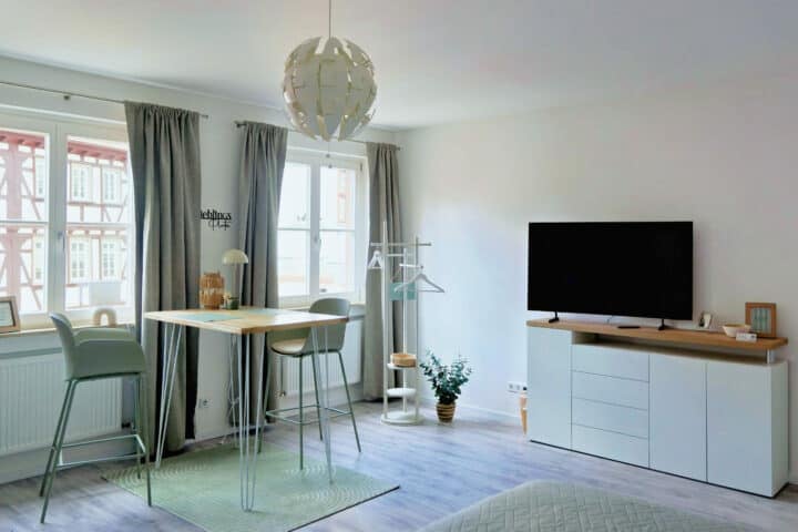 MainZauber Apartments früher MainTerrasse Miltenberg am Main - Luxuriöses Feriendomizil: Helle Ferienwohnung in der Altstadt mit großem Fenster, TV, Essbereich und stilvoller Einrichtung.