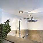 MainZauber Apartments Miltenberg am Main - Entdecken Sie den Inbegriff der Entspannung im modernen Duschbereich unserer Luxus-Ferienwohnung. Diese exquisite Unterkunft verfügt über einen geräumigen verchromten Duschkopf, der sich perfekt eignet, um Ihre täglichen Abenteuer abzuspülen. Die beige gefliesten Wände und die eingelassenen Deckenleuchten schaffen ein einladendes Ambiente und verleihen Ihrem Aufenthalt einen Hauch von Eleganz. Eine üppige grüne Pflanze verstärkt die ruhige Atmosphäre und verleiht diesem eleganten Raum einen herrlichen Hauch von Natur, sodass Ihr Urlaubserlebnis sowohl komfortabel als auch erholsam ist.