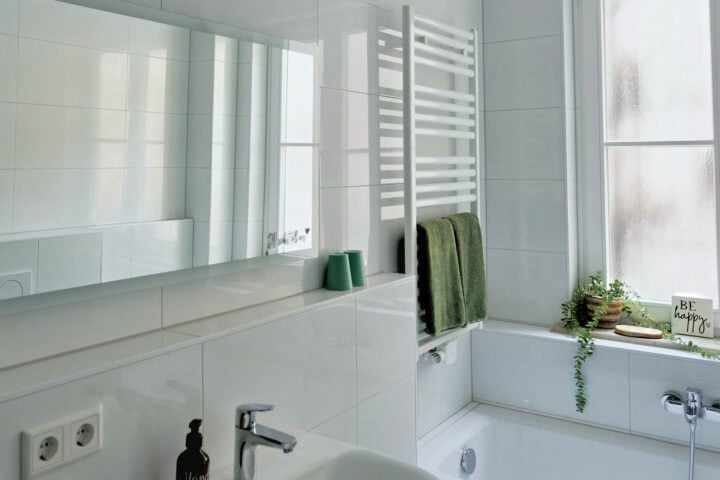 MainZauber Apartments früher MainTerrasse Miltenberg am Main - Modernes Bad der Luxusferienwohnung AltstadtZauber Miltenberg: Wanne, Pflanzen, Spiegel, Komfortausstattung und Deko.