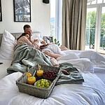 Erleben Sie das ultimative Urlaubsleben mit unserer luxuriösen Ferienwohnung, perfekt für einen erholsamen Kurzurlaub. Stellen Sie sich vor, Sie wachen in einem gemütlichen Schlafzimmer auf, eingebettet zwischen weichen Kissen und weichen Decken, wo Sie Ihren Morgen gemütlich beginnen können, während Sie aus dem großen Fenster neben Ihnen einen atemberaubenden Blick auf üppiges Grün genießen. Genießen Sie ein köstliches Frühstück mit frischem Saft und Obst, das direkt an Ihr Bett geliefert wird. Diese exquisite Unterkunft bietet alles, was Sie für einen unvergesslichen Urlaub brauchen – Komfort, Bequemlichkeit und atemberaubende Ausblicke. Buchen Sie noch heute Ihre Traumferienwohnung! - MainZauber Apartments Miltenberg am Main