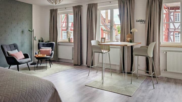 MainZauber Apartments früher MainTerrasse Miltenberg am Main - Luxus-Ferienwohnung im AltstadtZauber Miltenberg: Großzügige Fenster, stilvolle Deko, gemütliche Sitzmöbel, lichtdurchflutet.