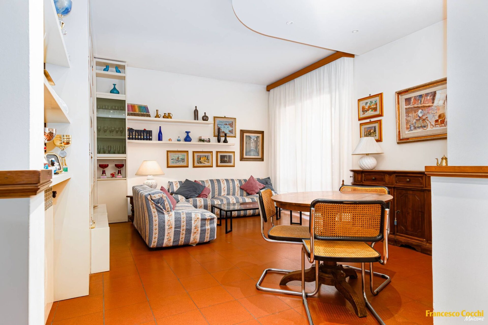 Luminoso ed ampio appartamento in piccola palazzina a Santa Lucia