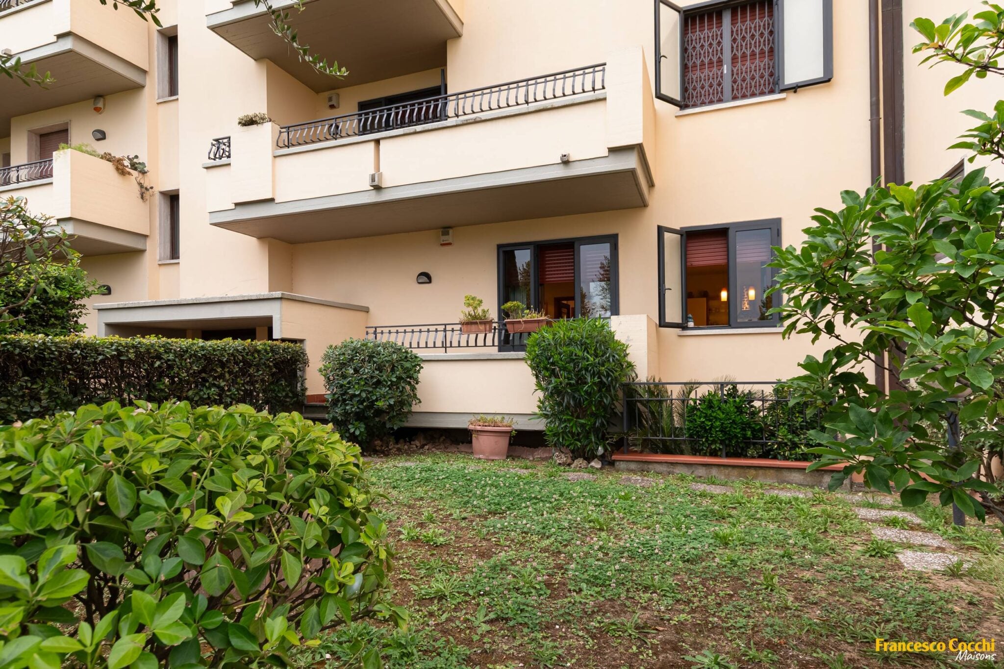 Appartamento al piano terra con giardino ed ampia taverna in grazioso complesso residenziale