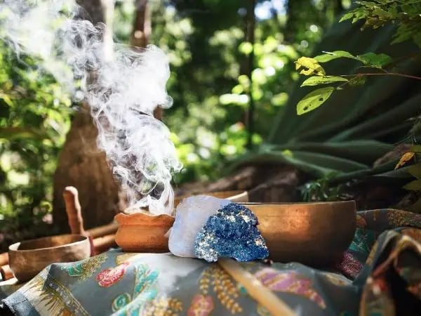 Crystals For Meditation 12 sage smoke to cleanse crystal