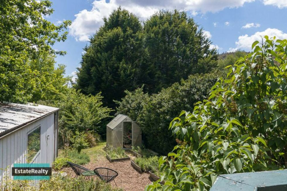 1 Braidwood Rd — property listing 2 Photo of a backyard and greenhouse