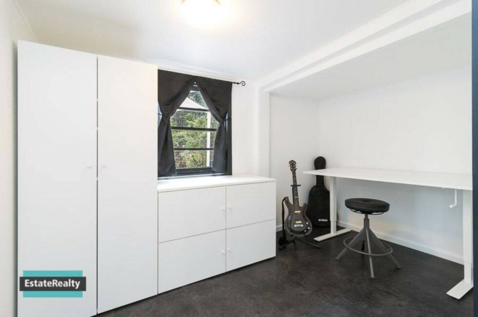 1 Braidwood Rd — property listing 4 Photo of a study and music room