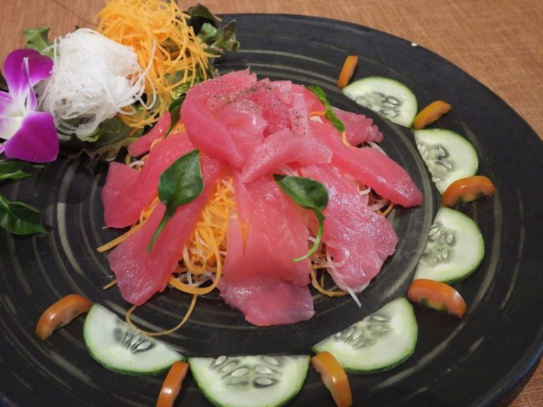 tuna sashimi salad 1 768x576