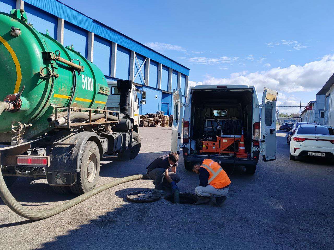 Работники бригады компании КаналМастерСПБ на работе по прочистке канализации с помощью профессионального оборудования