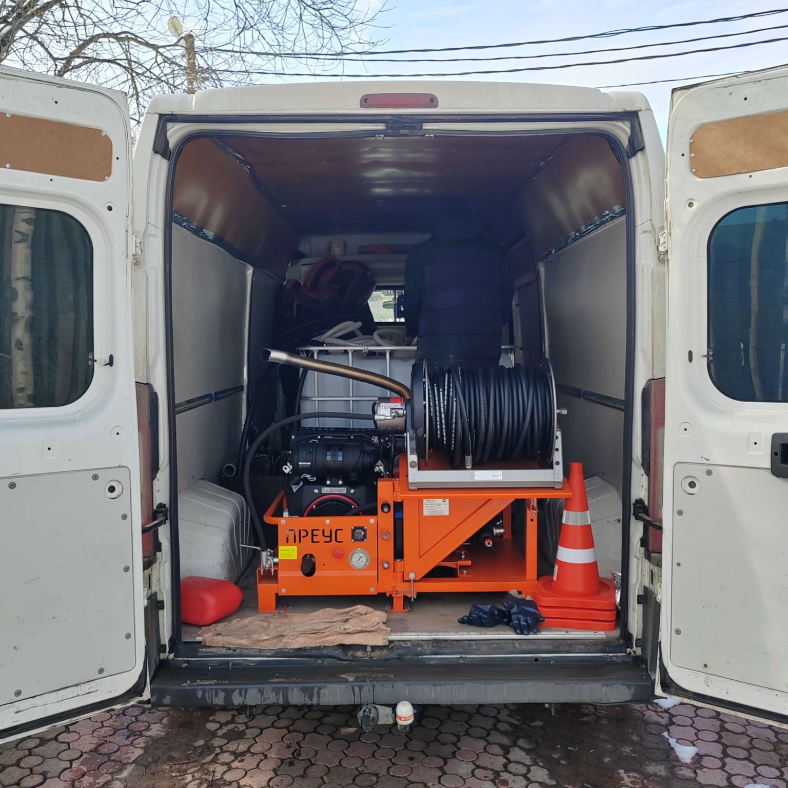 Профессиональное оборудование для очистки труб от загрязнений и засоров высоким давлением воды