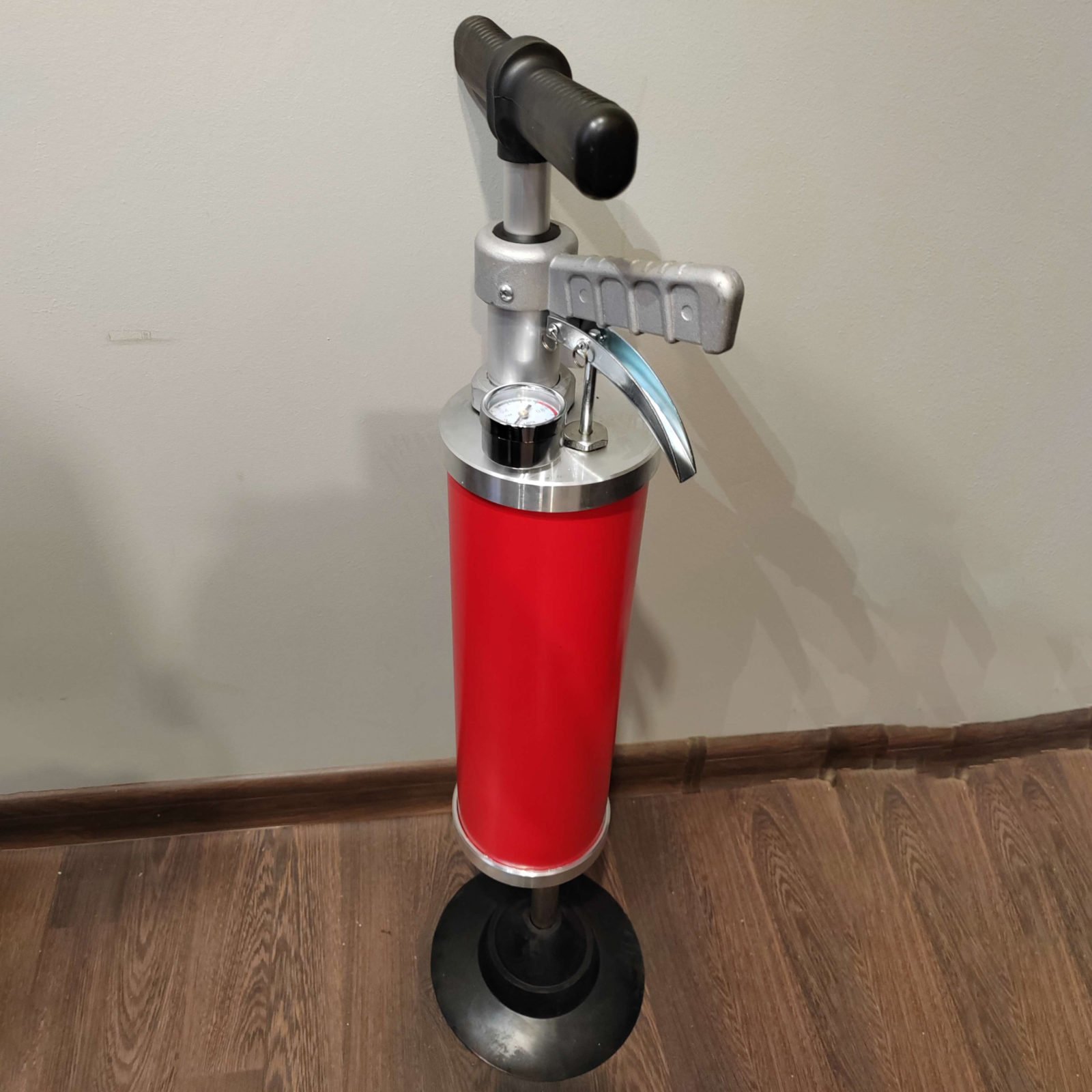 Профессиональный инструмент для устранения засоров в унитазе