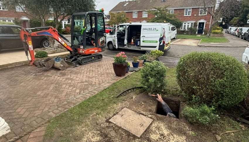 Drain engineer in Kingston Upon Thames using CCTV equipment to inspect a damaged pipe