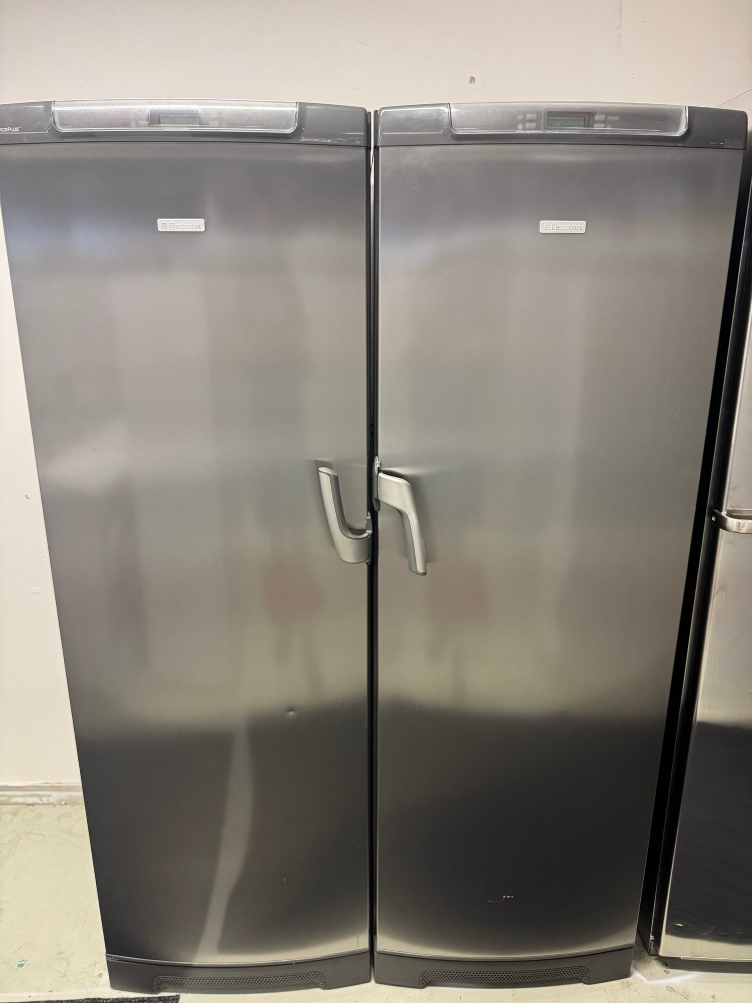 Kyl och frys separat rostfri av märket Electrolux 
Höjd 180cm 
Nofrost - Image 1