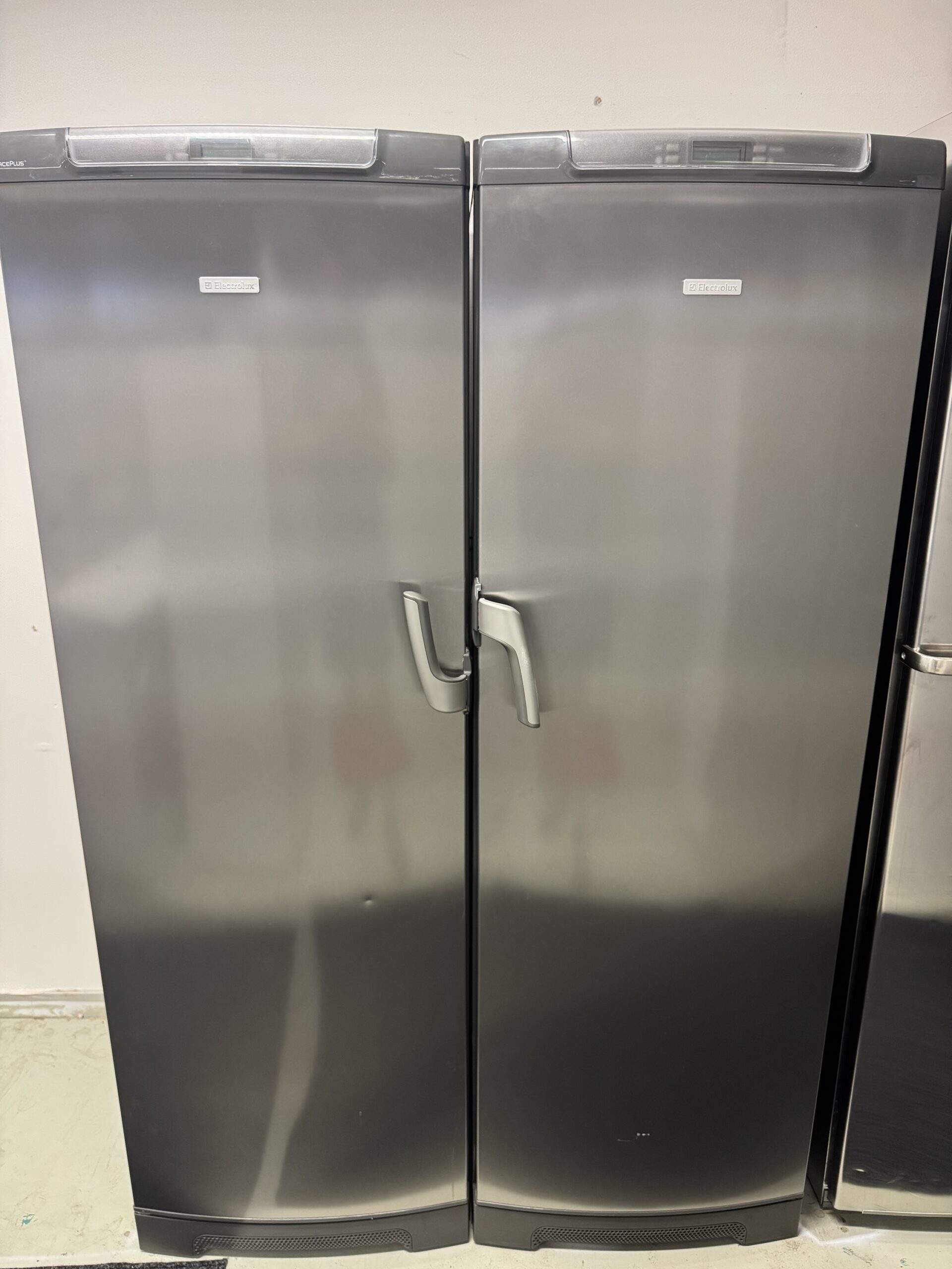 Kyl och frys separat rostfri av märket Electrolux 
Höjd 180cm 
Nofrost - Image 1