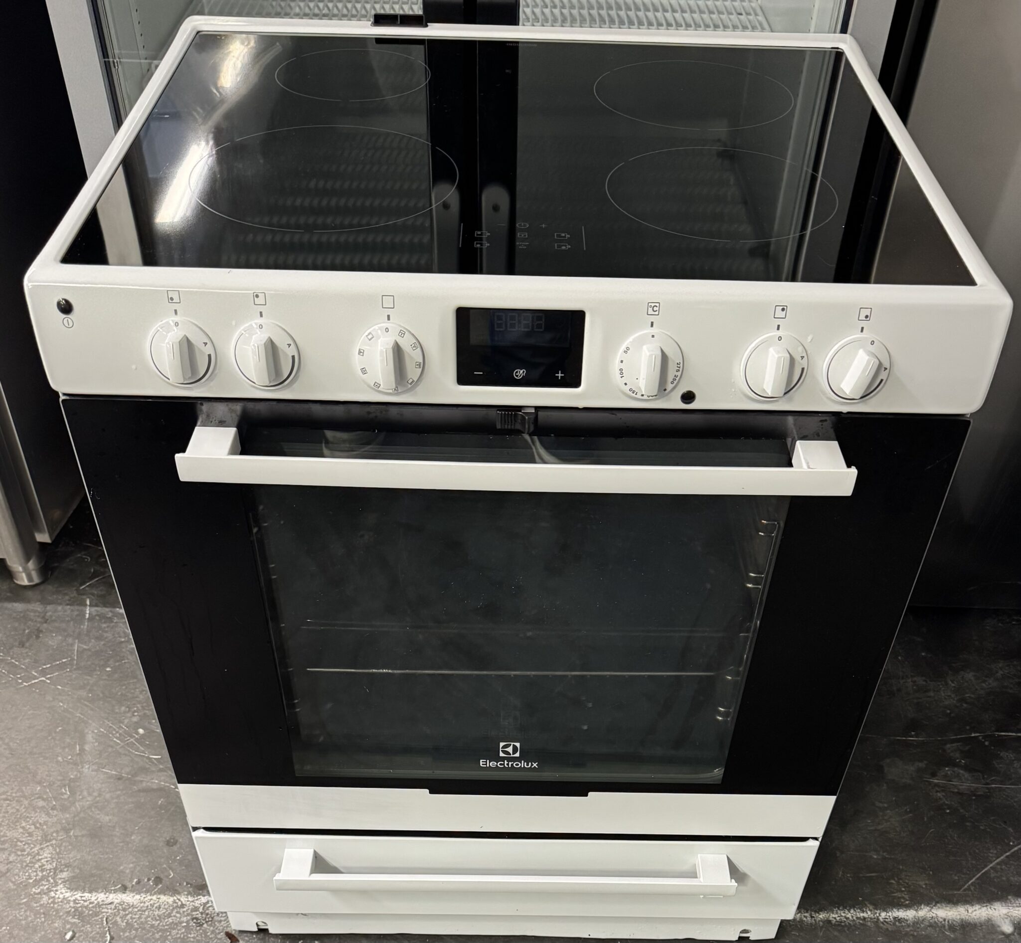 Spis med induktionshäll 
Av märket Electrolux 
70cm bred 
Varmlutsugn 
Vit färg - Image 1