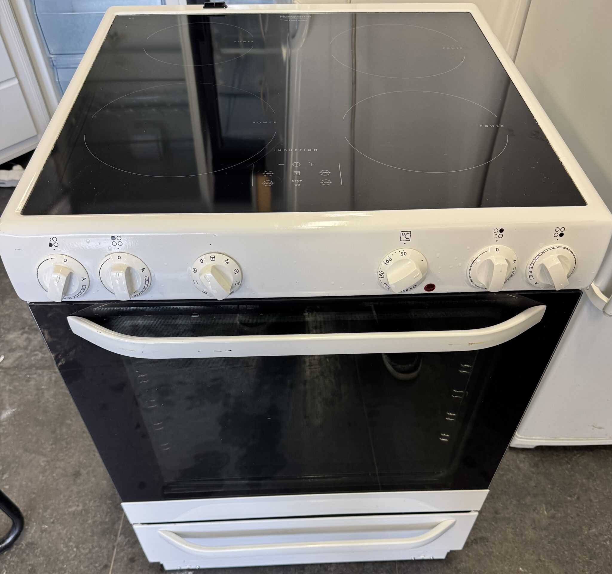Spis med induktionshäll 
Av märket Husqvarna/electrolux 
Bred 60cm
Varmluftsugn - Image 1