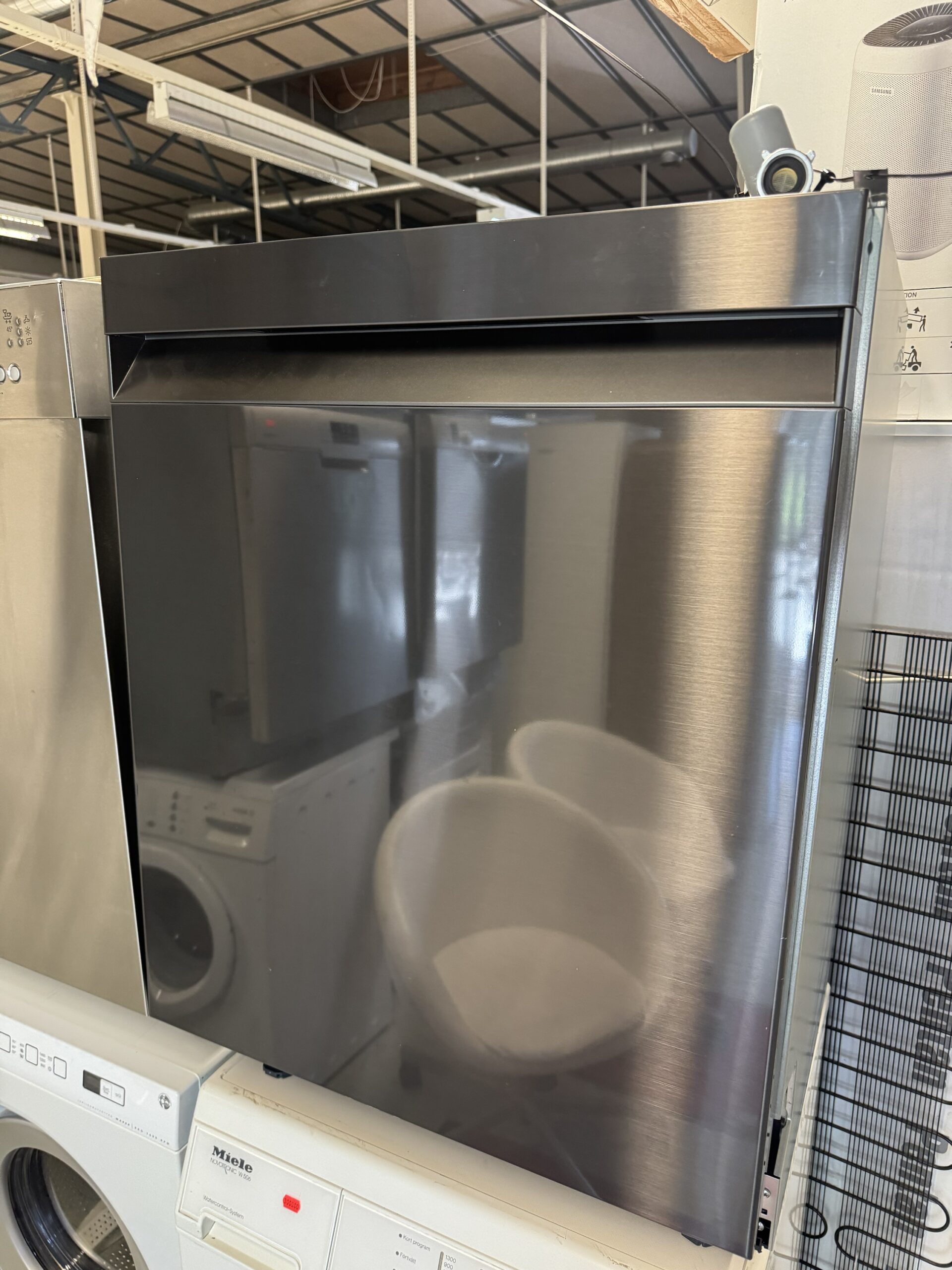Diskmaskin av märket Samsung 
Svart färg
Bred 60cm - Image 1