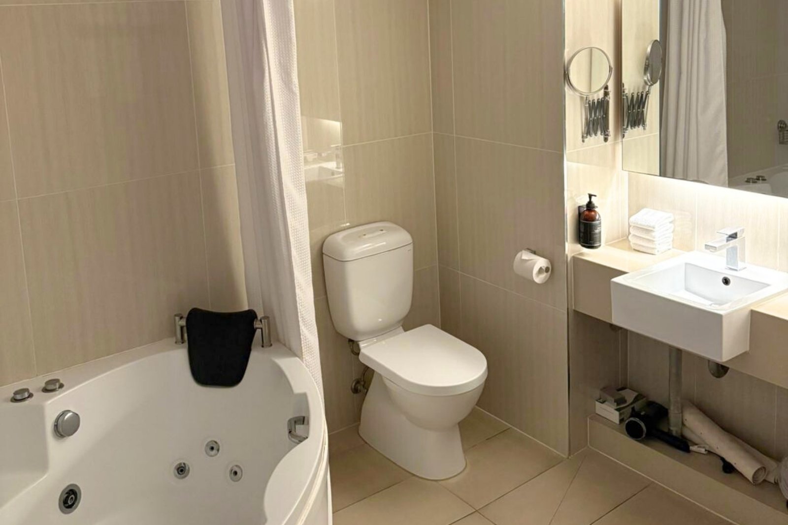 Hotel Diana Woolloongabba Family Suite Bathroom