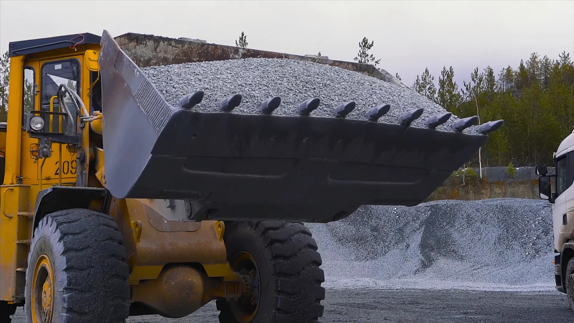 Uneven Load Distribution Causes Hydraulic Cylinder Failures - Image 1