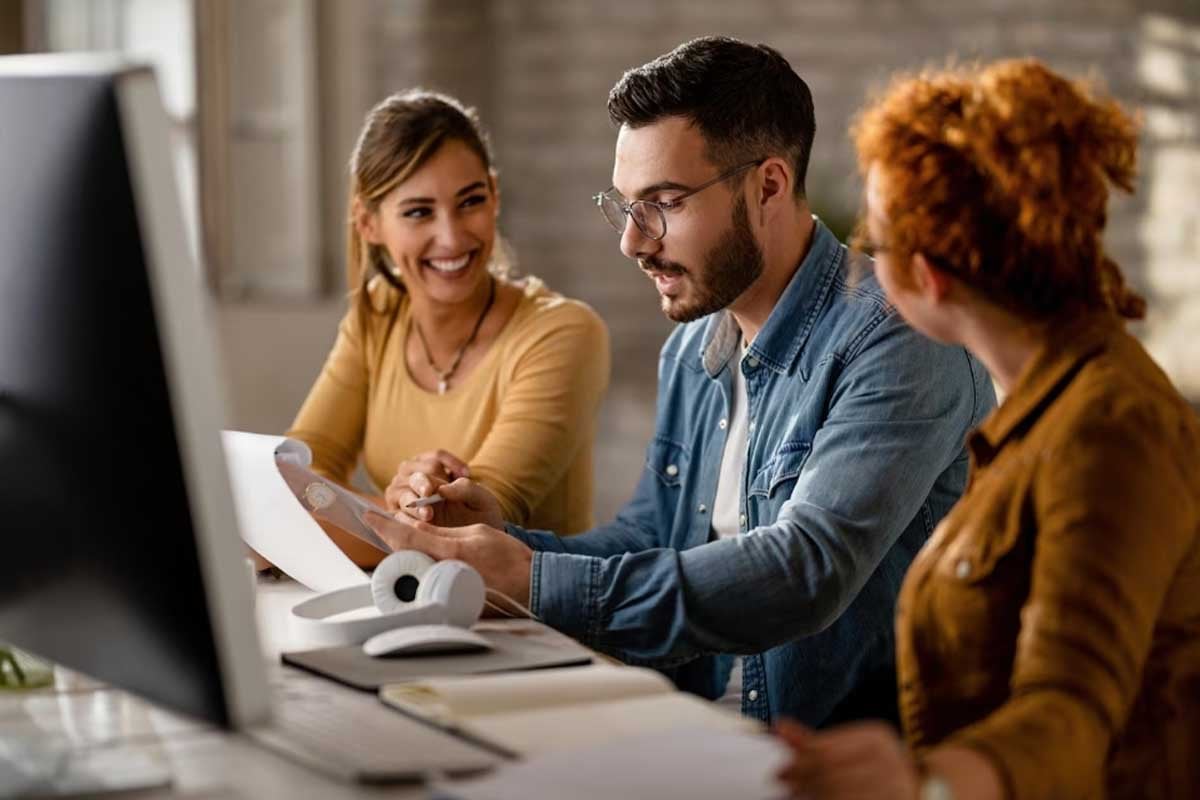 Un equipo optimizando una página de destino mientras está sentado en un escritorio.