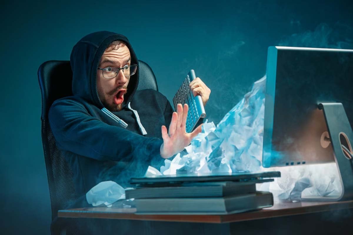 Un hombre con una sudadera con capucha encuentra errores al administrar los anuncios de Facebook.