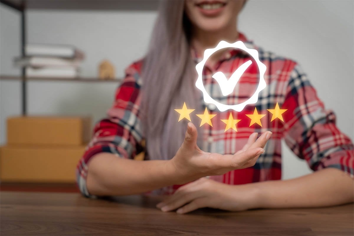 Una mujer sosteniendo una mano con cinco estrellas para mostrar la relevancia de los anuncios.