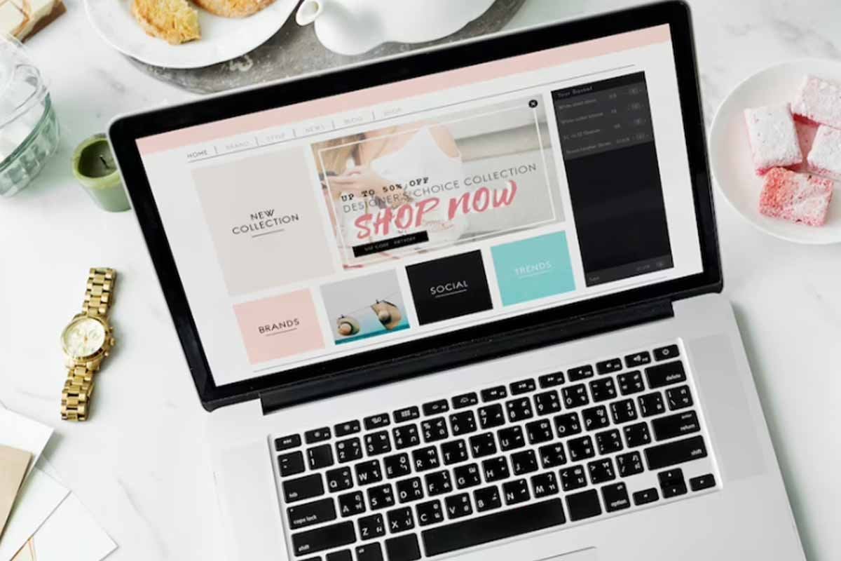 Una computadora portátil y tazas de café y té en una mesa: ¡perfecto para una página de destino de ventas!