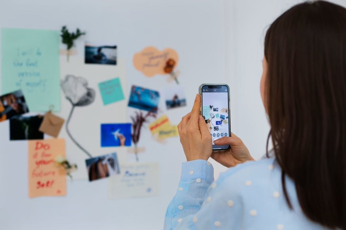 Una mujer captura anuncios de Facebook en una pizarra con imágenes.