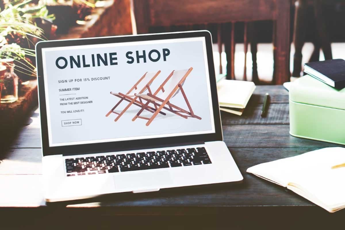 Una computadora portátil con una tienda en línea que muestra un imán de plomo colocado sobre una mesa de madera.