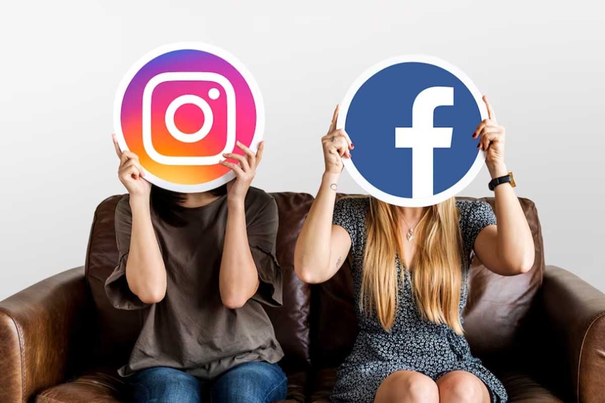 Dos mujeres con logotipos de Facebook e Instagram en un sofá.