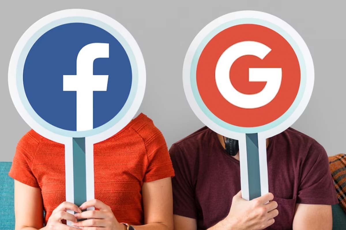 Un grupo de personas sosteniendo carteles con los logotipos de anuncios de Facebook y Google.