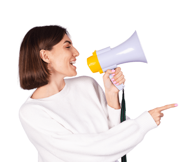 Una mujer apuntando con un megáfono en una agencia de marketing.