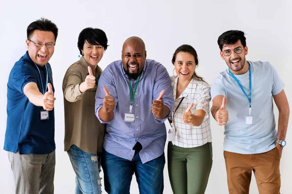 Una campaña de gente dando el visto bueno en un contexto de marketing digital.