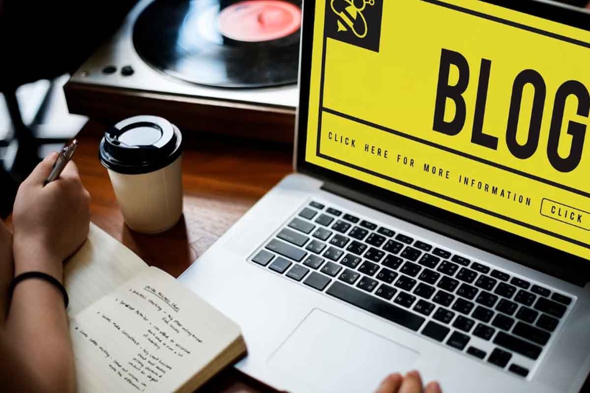 Una persona que usa una computadora portátil para bloguear.