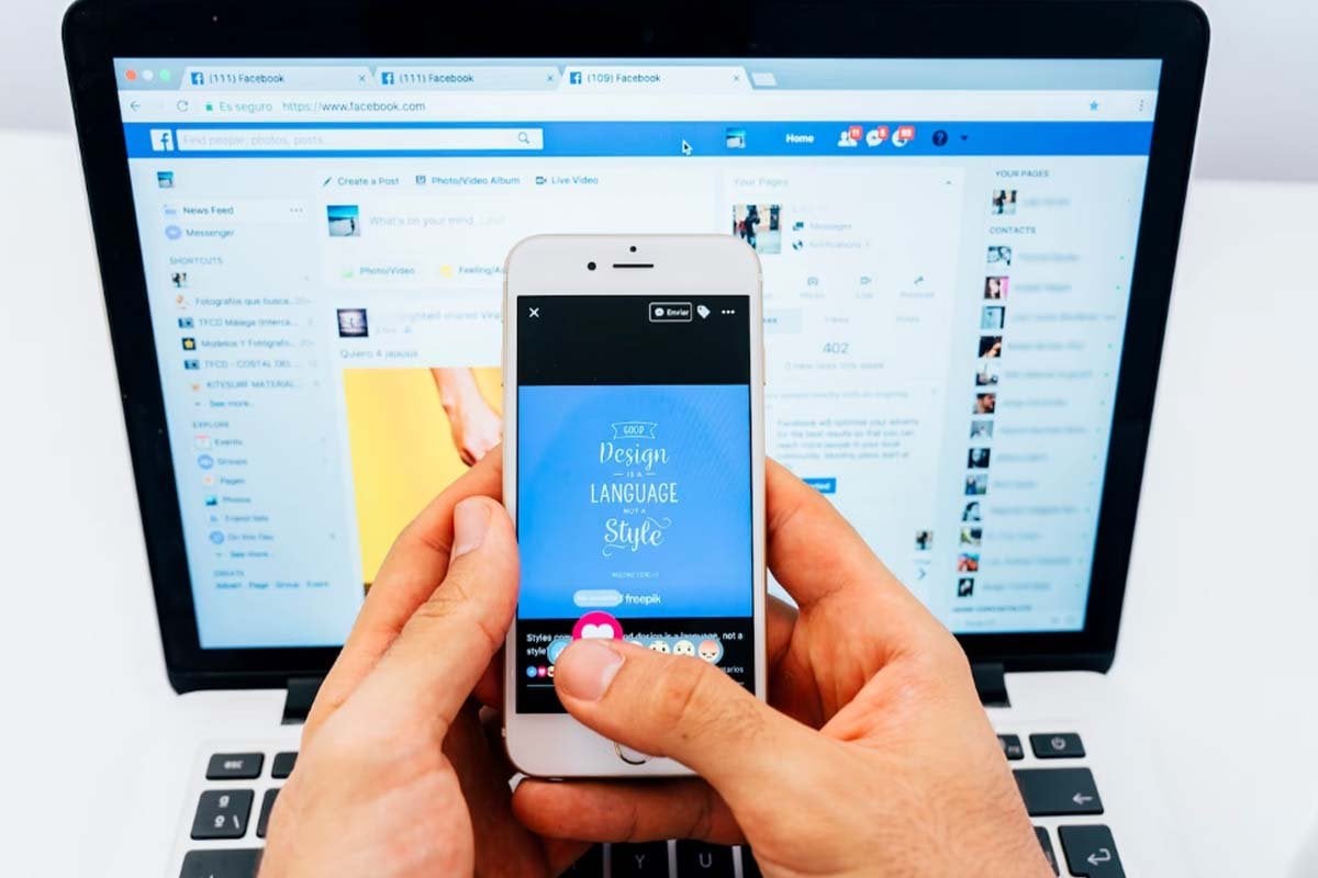 Una persona que anuncia en Facebook para atraer clientes.