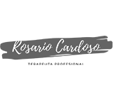 Logotipo con el nombre "rosario cardoso" en letra cursiva blanca sobre fondo gris oscuro, representando una agencia de marketing.