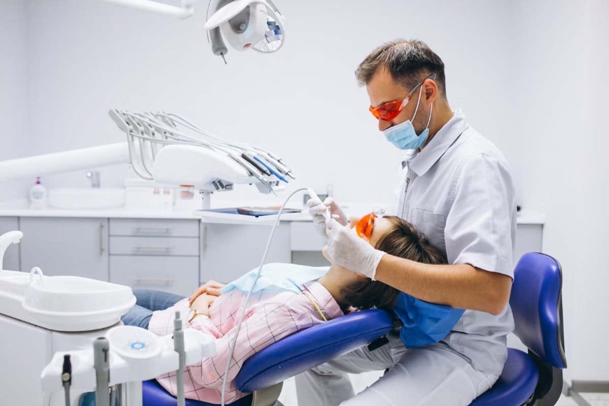 Un dentista examina a un paciente en una oficina dental.