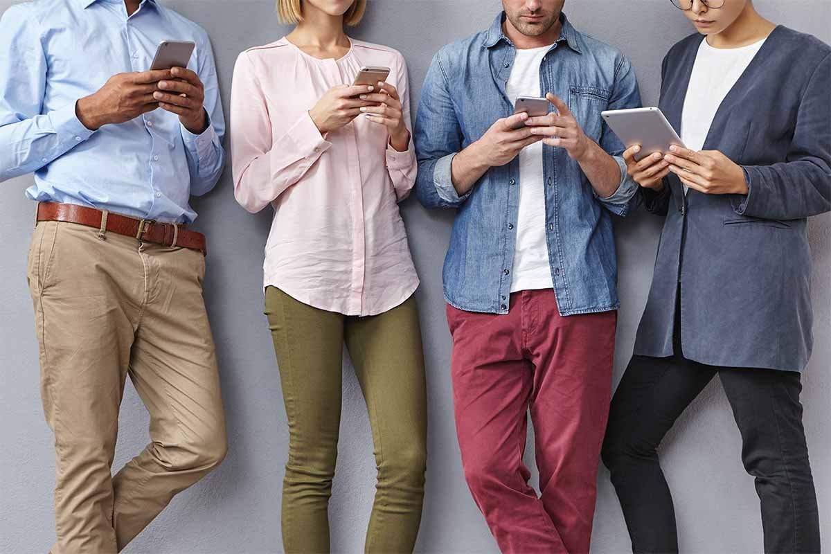 Una comunidad digital mirando sus celulares.