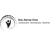 Logotipo de la administración nacional de la aeronáutica y del espacio (NASA), con texto blanco y un chevrón estilizado de color rojo sobre fondo gris, diseñado por una agencia de marketing.