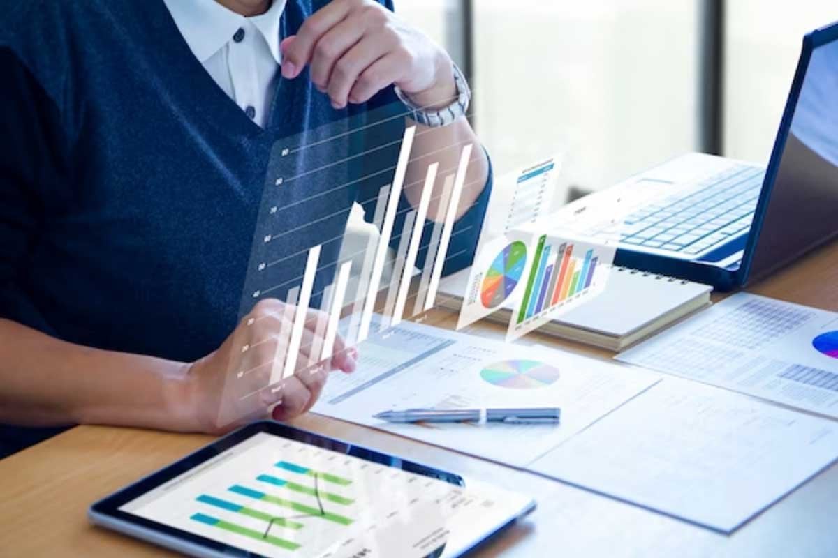 Un hombre está revisando gráficos en una tableta.