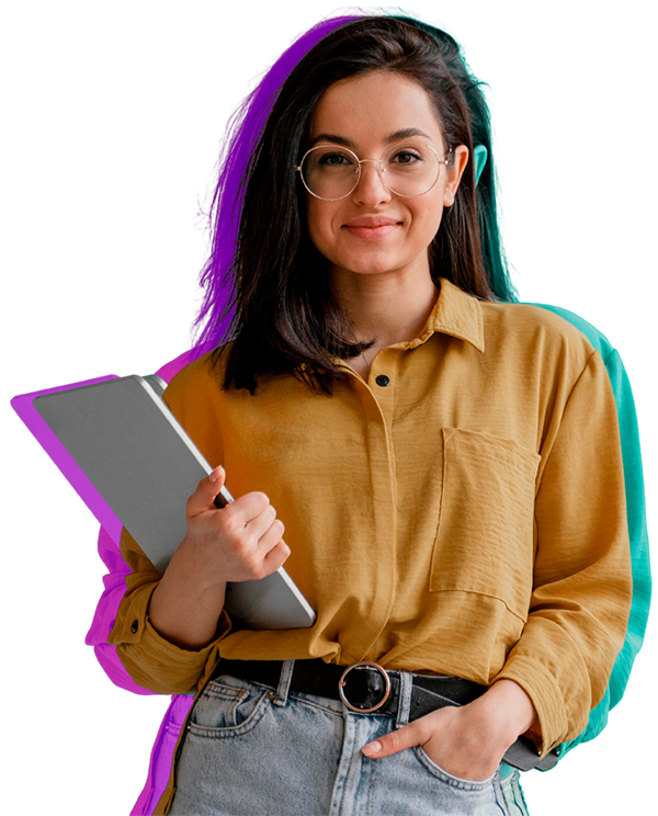 Una mujer sonríe mientras sostiene una tableta.