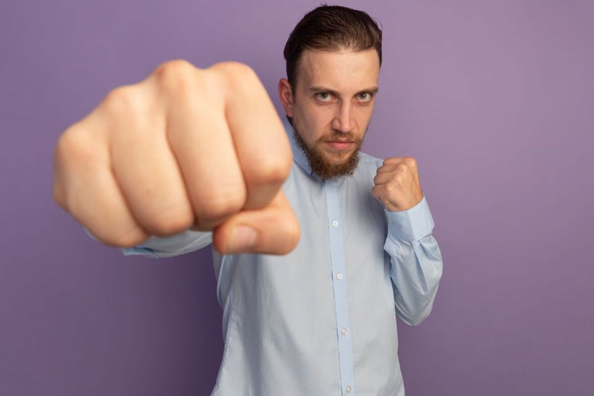 Anuncio: Un hombre posa con el puño en alto frente a la cámara para un anuncio de Facebook.