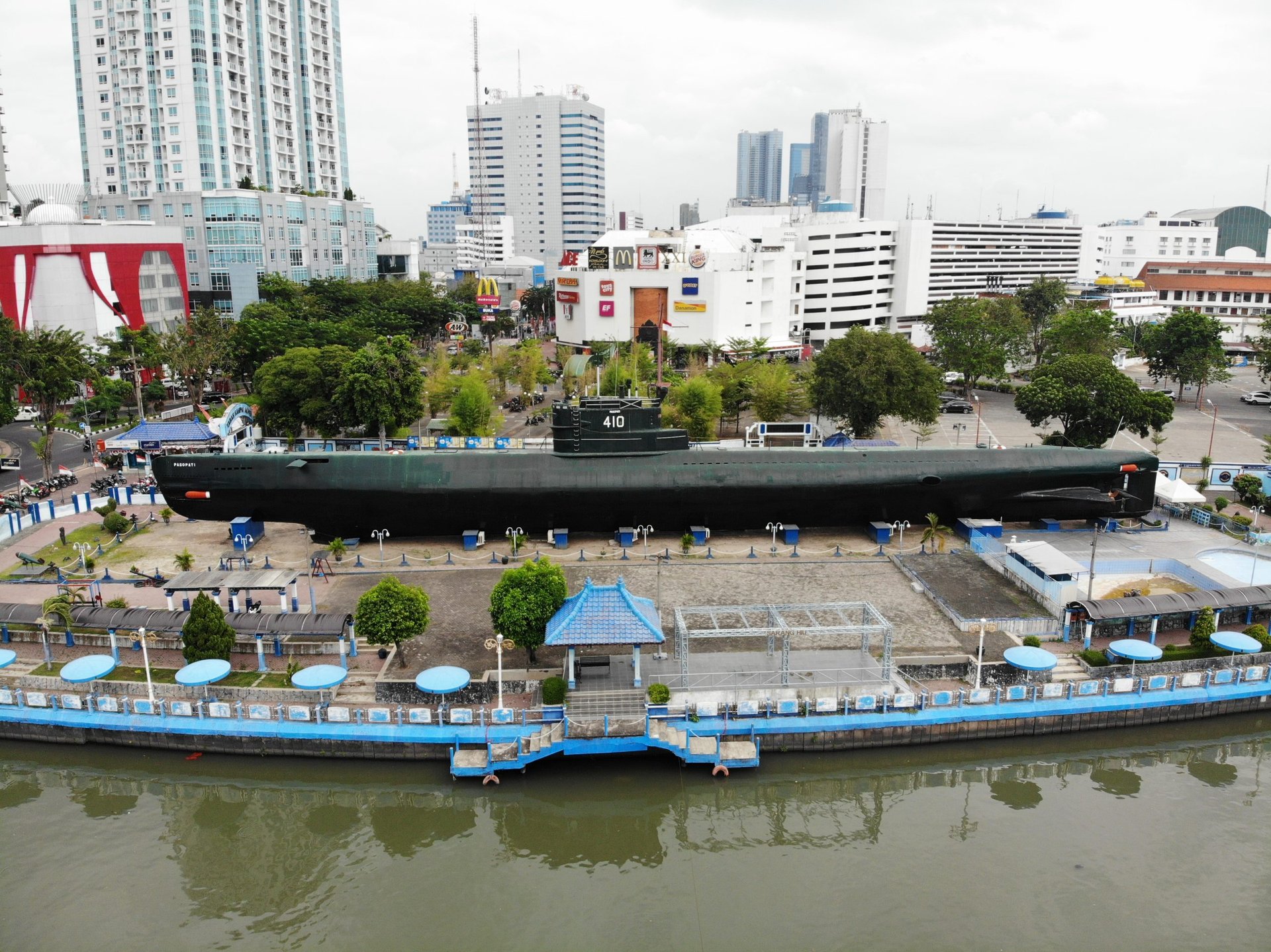 fasilitas monumen kapal selam