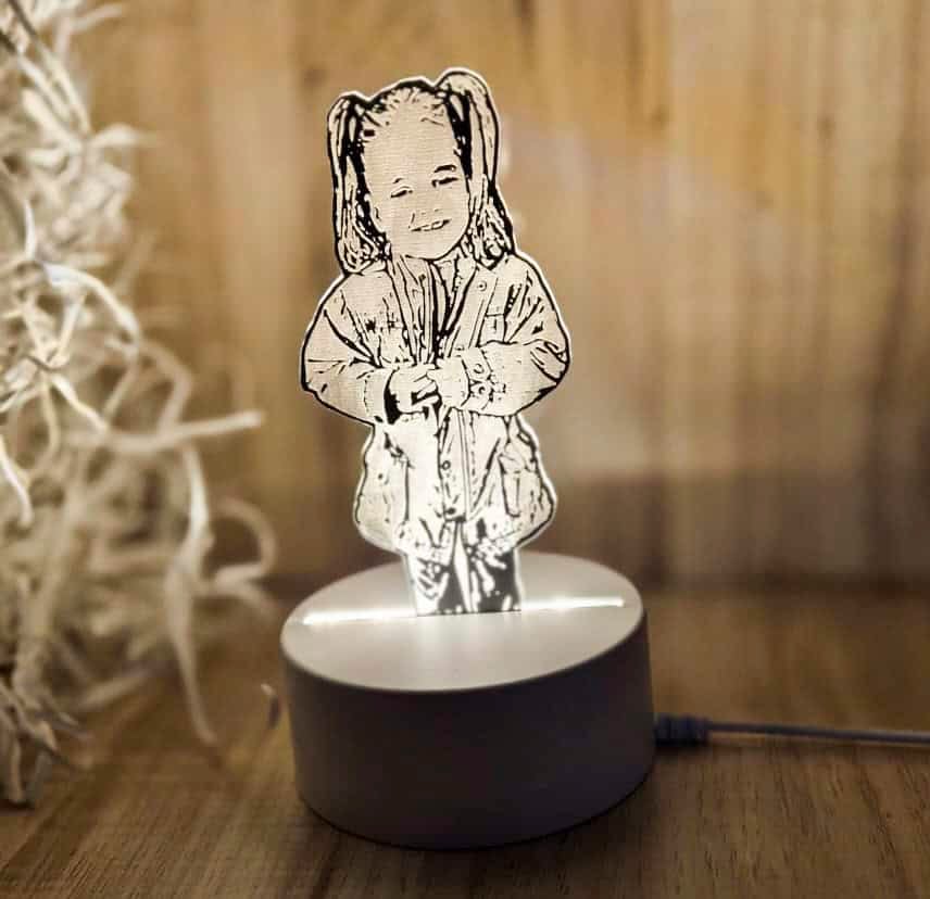 ⁦מנורת לילה מאוירת עם תמונה בחריטה⁩ – תמונה ⁦2⁩