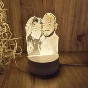 מנורת לילה מאוירת עם תמונה בחריטה