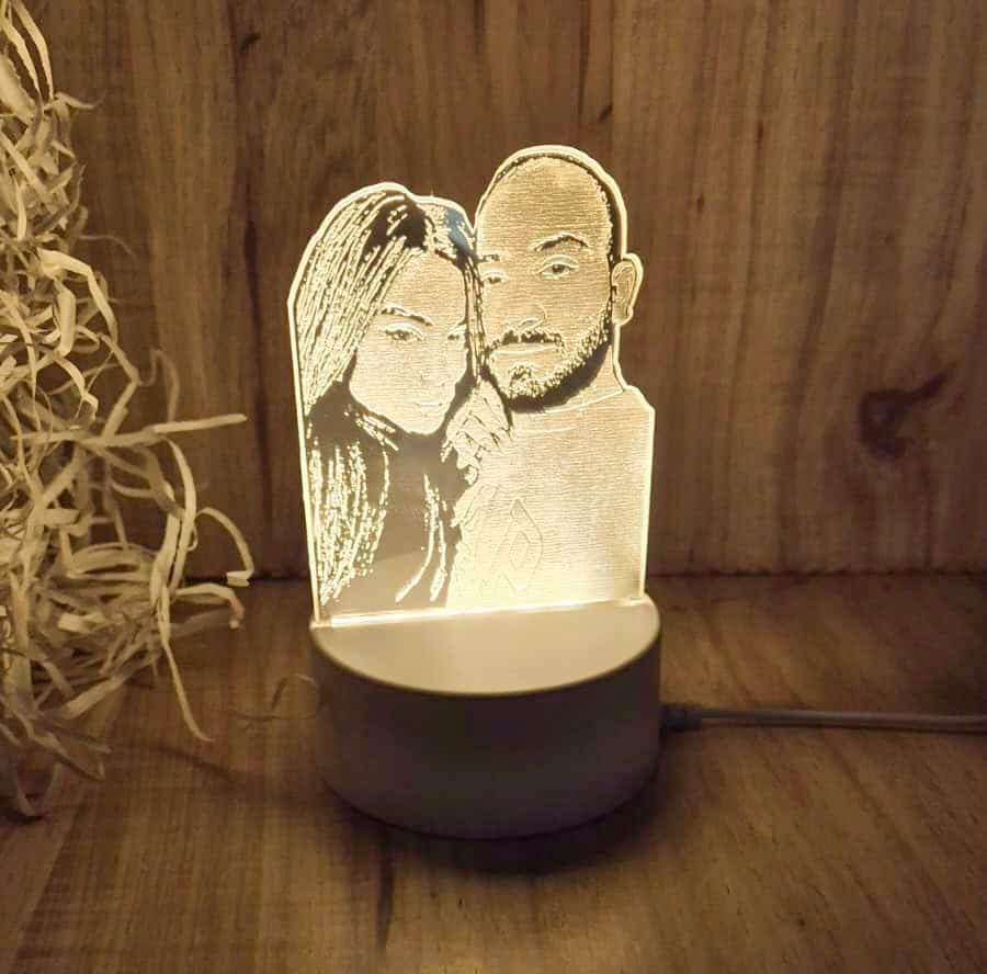 מנורת לילה מאוירת עם תמונה בחריטה