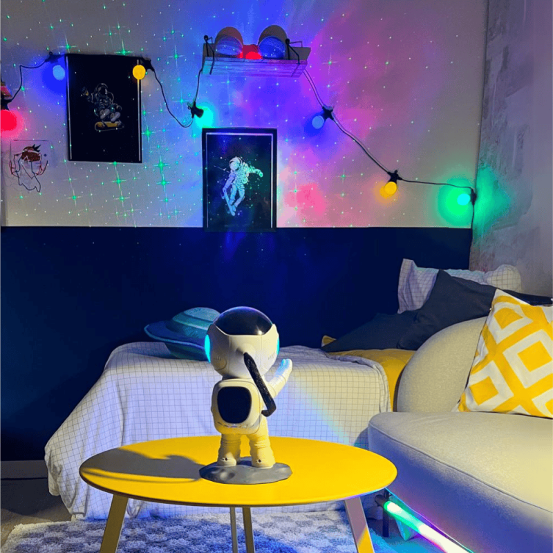 wdhtfrdgbf.png Veilleuse XL projecteur LED Cosmolite, 5 modes d'éclairage, enceinte bluetooth intégrée, minuteur intégré, rechargeable USB – Image 1